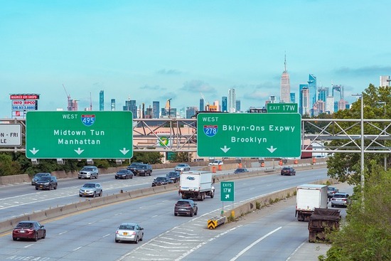 Autostrada in ingresso verso New York, scenario tipico per chi arriva in auto