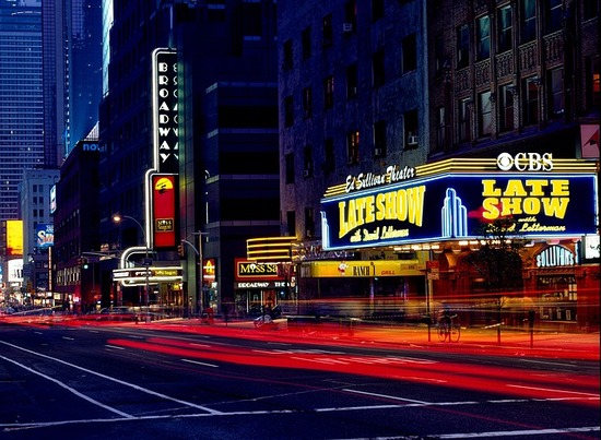 Broadway e il Theatre District di New York di sera