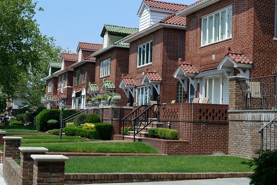 Strade e contesto urbano del Queens durante la visita a Jamaica