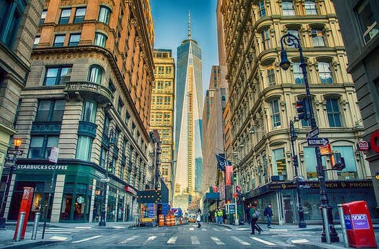 Strade di Manhattan viste lungo gli isolati della griglia urbana