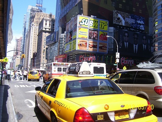Taxi e traffico a New York, uno dei fattori che influenzano i tempi degli autobus