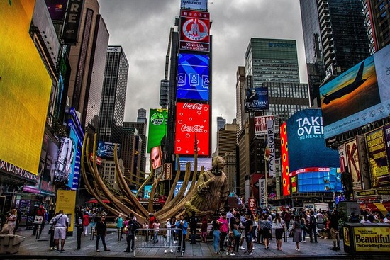 Times Square a Manhattan, a pochi isolati dal terminal degli autobus