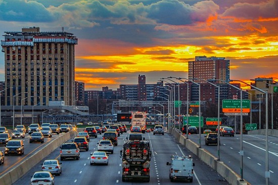 Traffico al tramonto a New York con visibilità diversa rispetto al giorno