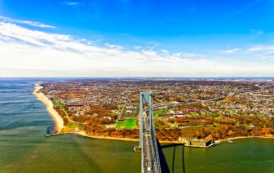 Veduta del ponte Verrazano che collega Staten Island a Brooklyn