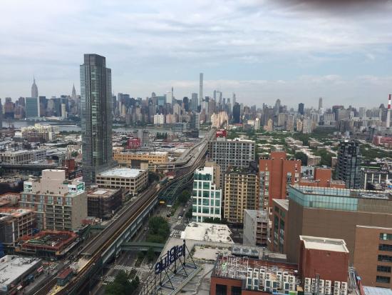 Strade e contesto urbano del Queens durante la visita a Elmhurst