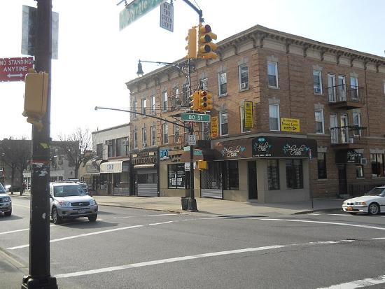 Strade e contesto urbano del Queens durante la visita a Forest Hills