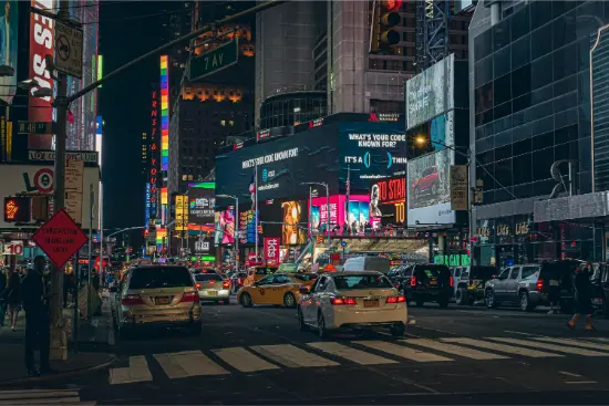 Traffico notturno a Manhattan nell’area centrale di New York