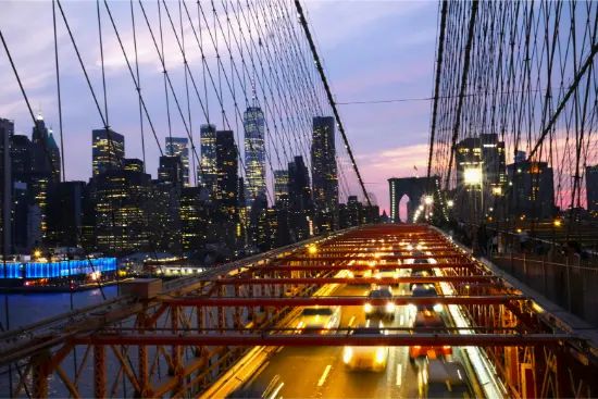 Traffico sui ponti di New York al tramonto
