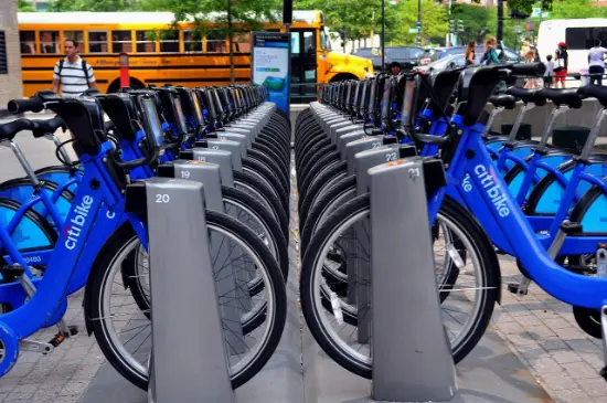 Stazione di bike rental e biciclette disponibili per gli spostamenti a New York
