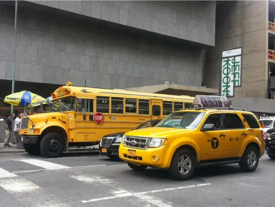 Traffico urbano a New York vicino agli attraversamenti pedonali