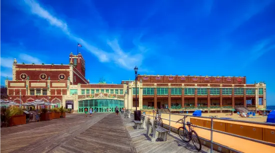Paramount Theatre e Convention Hall sul boardwalk di Asbury Park, New Jersey