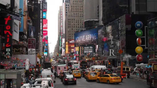 Traffico urbano a New York tra Avenue, incroci e corsie multiple