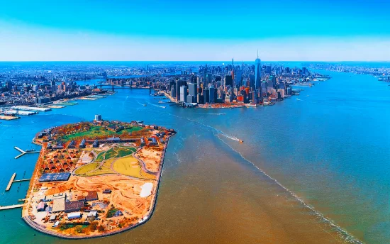 Vista aerea su Governors Island e Manhattan, NYC