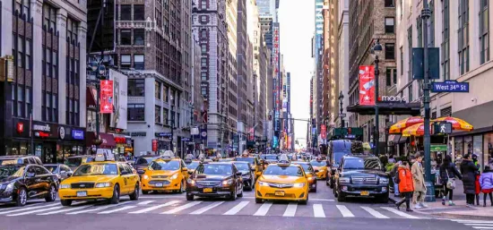 Strada di New York dove gli autobus MTA condividono lo spazio con il traffico urbano