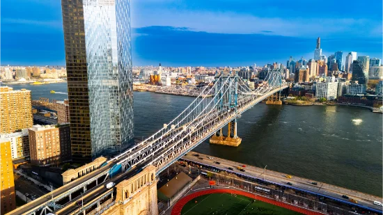 lo-splendido-paesaggio-di-new-york-al-tramonto-perspettiva-aerea-sul-ponte-di-manhattan-sull-east-river