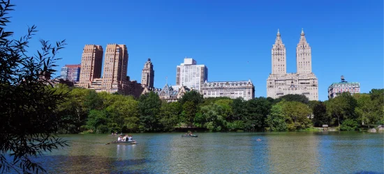 Central Park a New York con skyline di Manhattan sullo sfondo