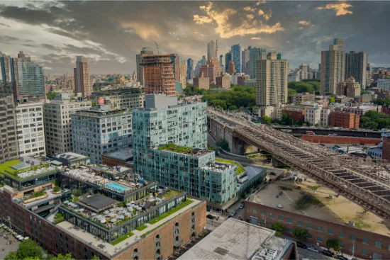panoramica-del-paesaggio-urbano-di-new-york-nel-quartiere-del-centro-di-brooklyn-con-il-manhattan-bridge